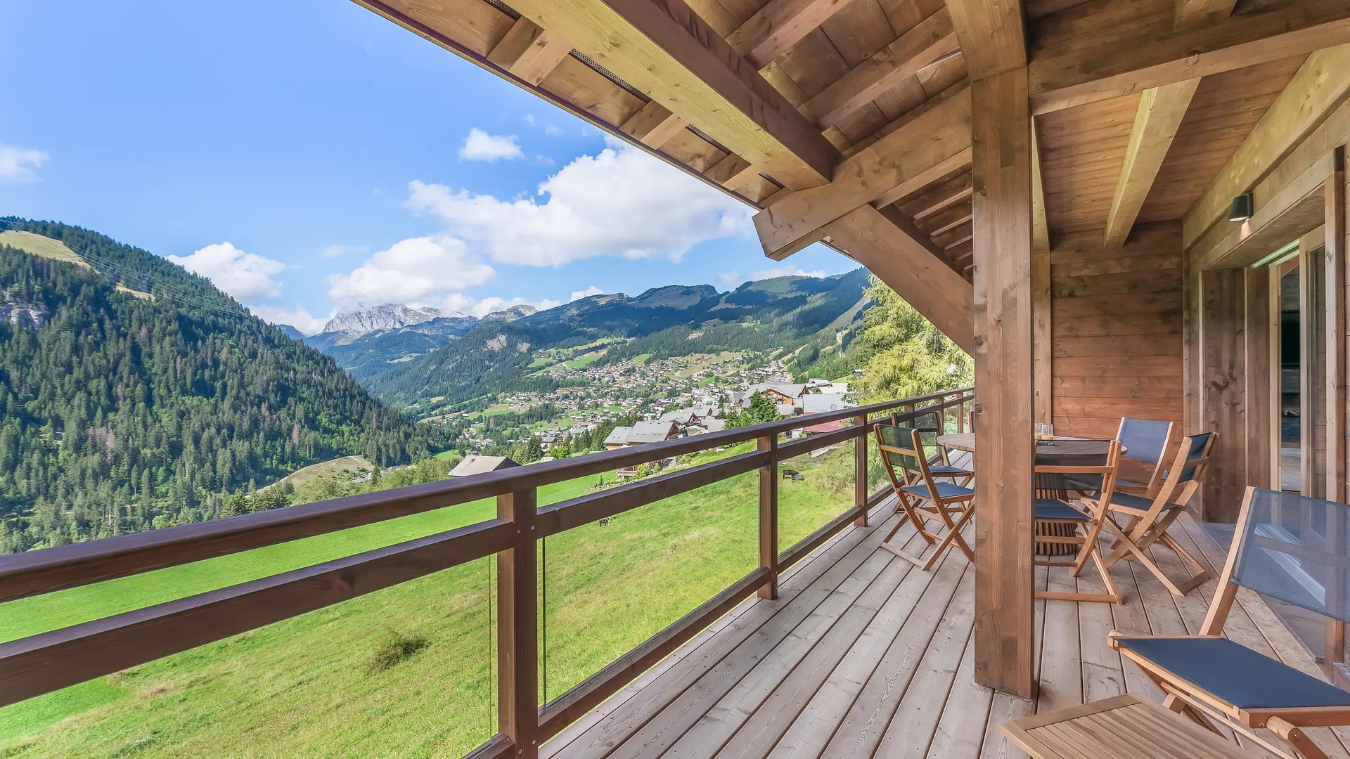 Terrasse couverte vue sur les montagnes et le village