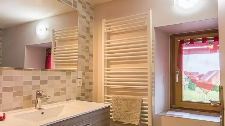 La salle de bains à l'étage.