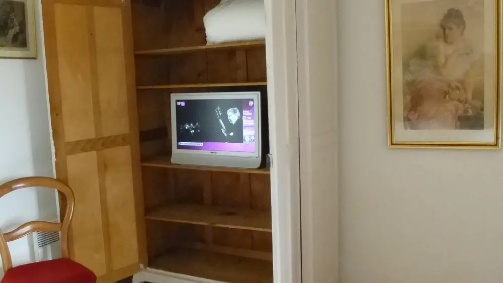 armoire et télé dans chambre étage 1