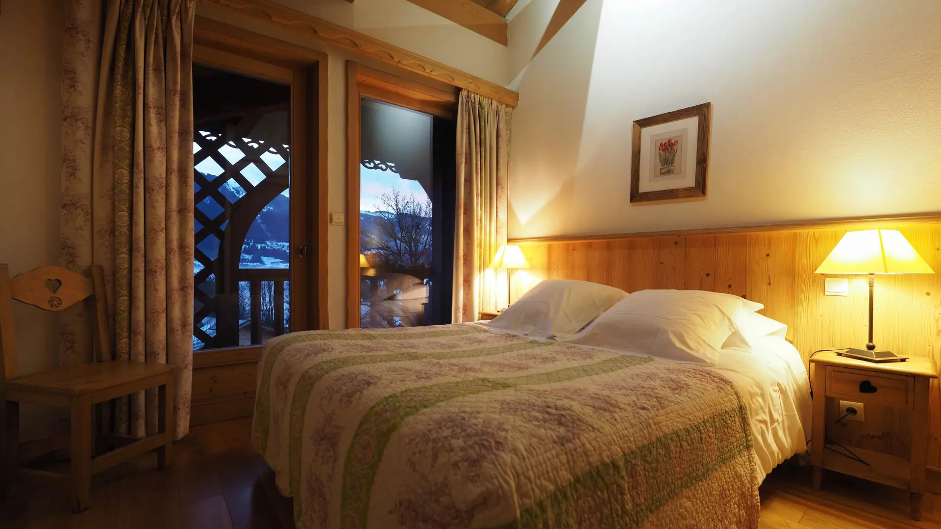 Chambre Lit Queen Size - Niveau 2 - Appartement OLYMPIA - Vue 1 modifiée