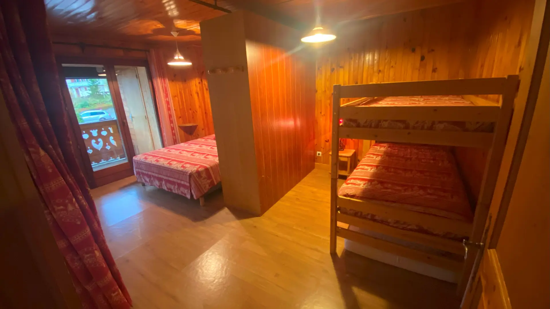 Chambre familiale avec côté parents et côté enfants
