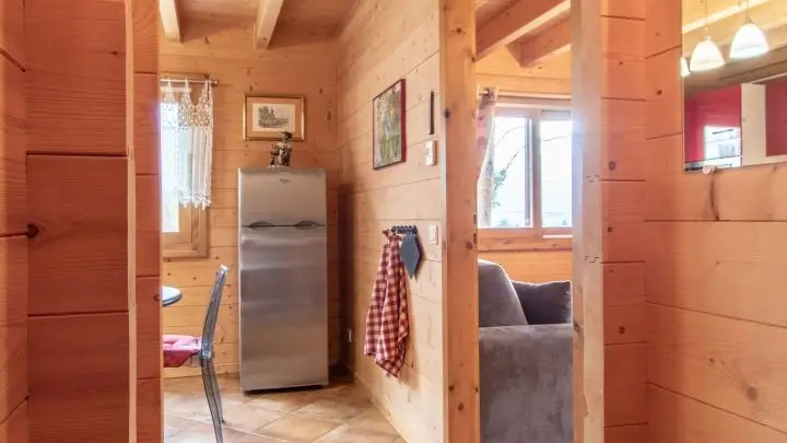 Dégagement vers cuisine, séjour et salle d'eau (de dos)