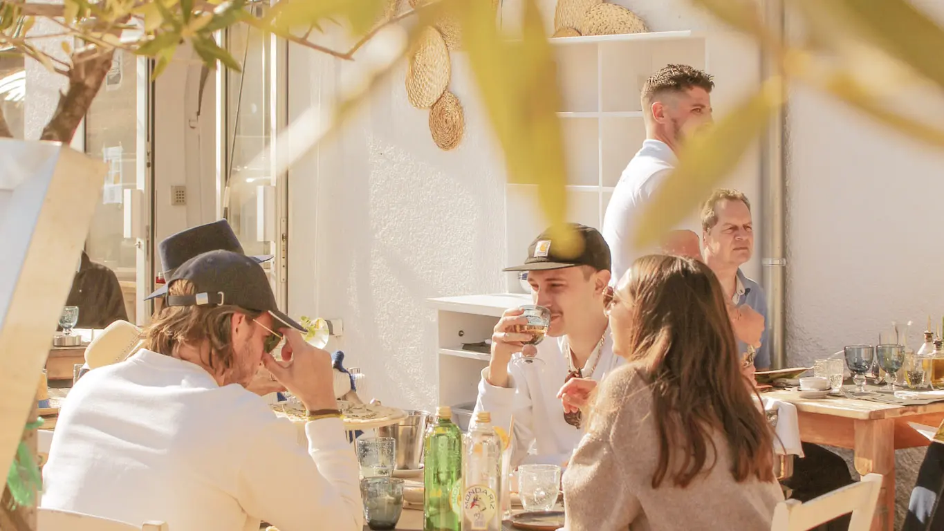 RESTAURANT sur le port, bonne ambiance, apéritif et pétanque, villefranche-sur-mer pizzeria, restaurant cool