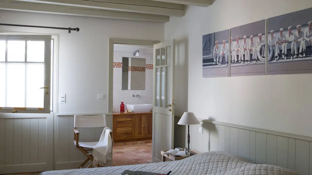 Habitación en planta baja con cama de 160 x 200 cm.