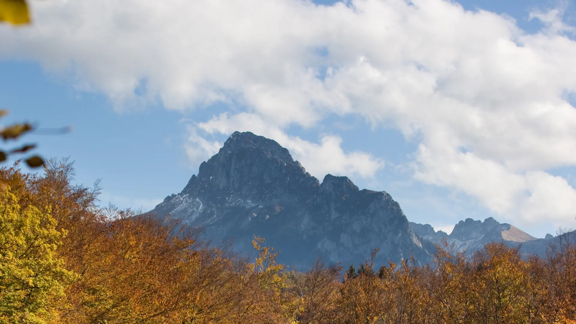 Vue sur la Dent d'Oche depuis le lac noir