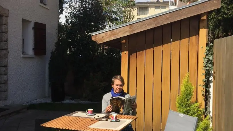 Nous vous offrons un petit coin de verdure avec une table pliante et deux chaises pour prendre votre café le matin au soleil