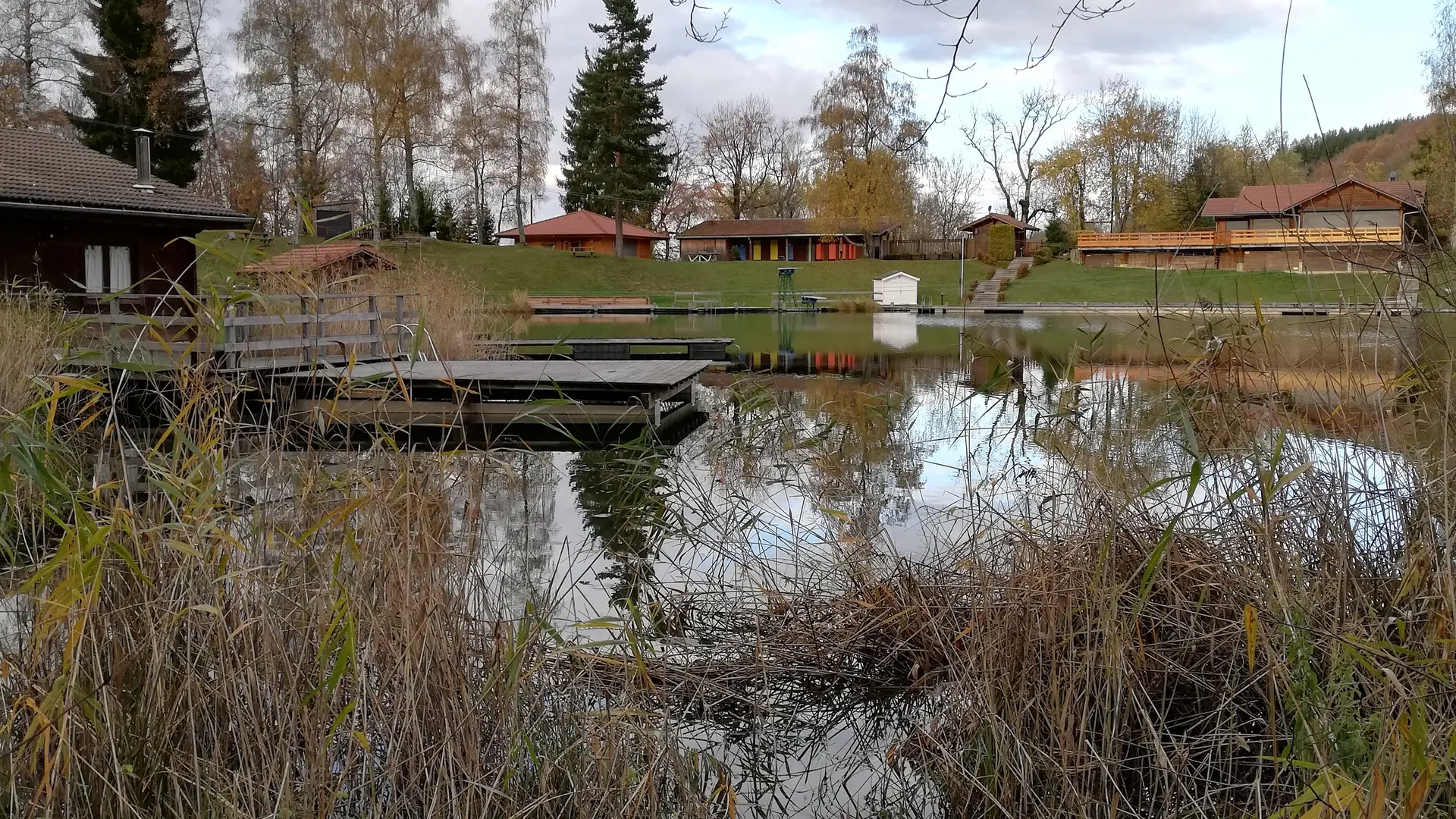 Vue sur le lac de La Beunaz et sa plage