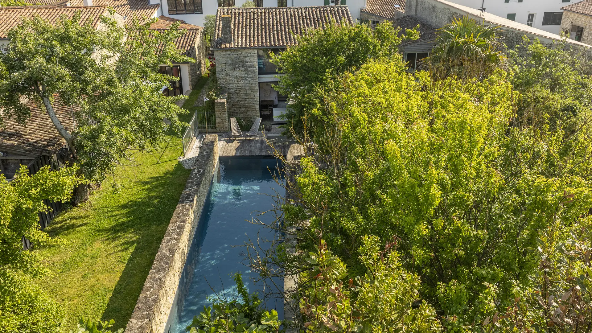 Patio de l'hôtel vu du ciel et piscine