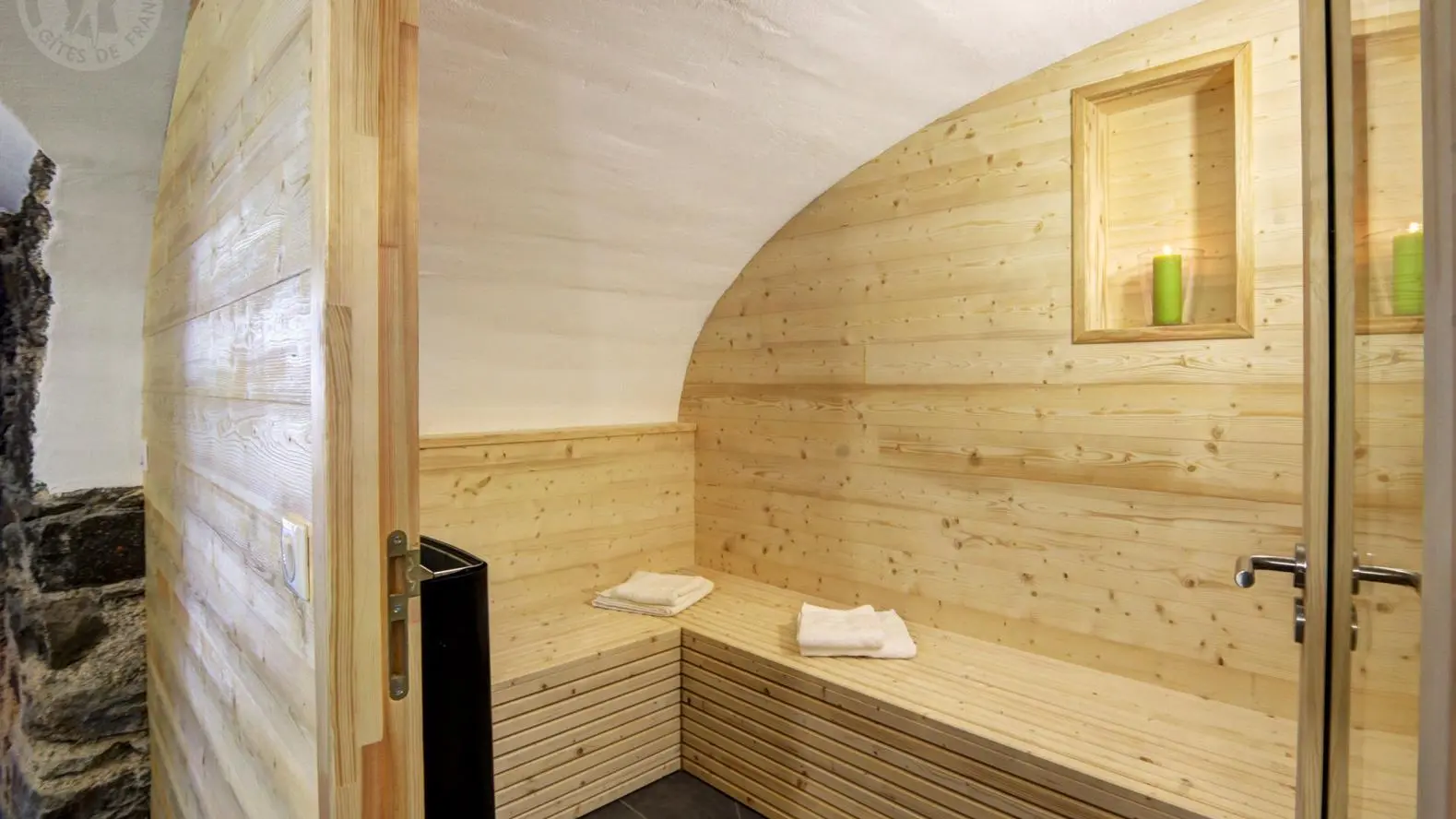 L'accès à l'espace bien-être (sauna et jacuzzi) se fait indépendamment et n'est pas compris dans le prix du gîte. Pour y avoir accès merci de souscrire au forfait supplémentaire de 10?/h et par personne.