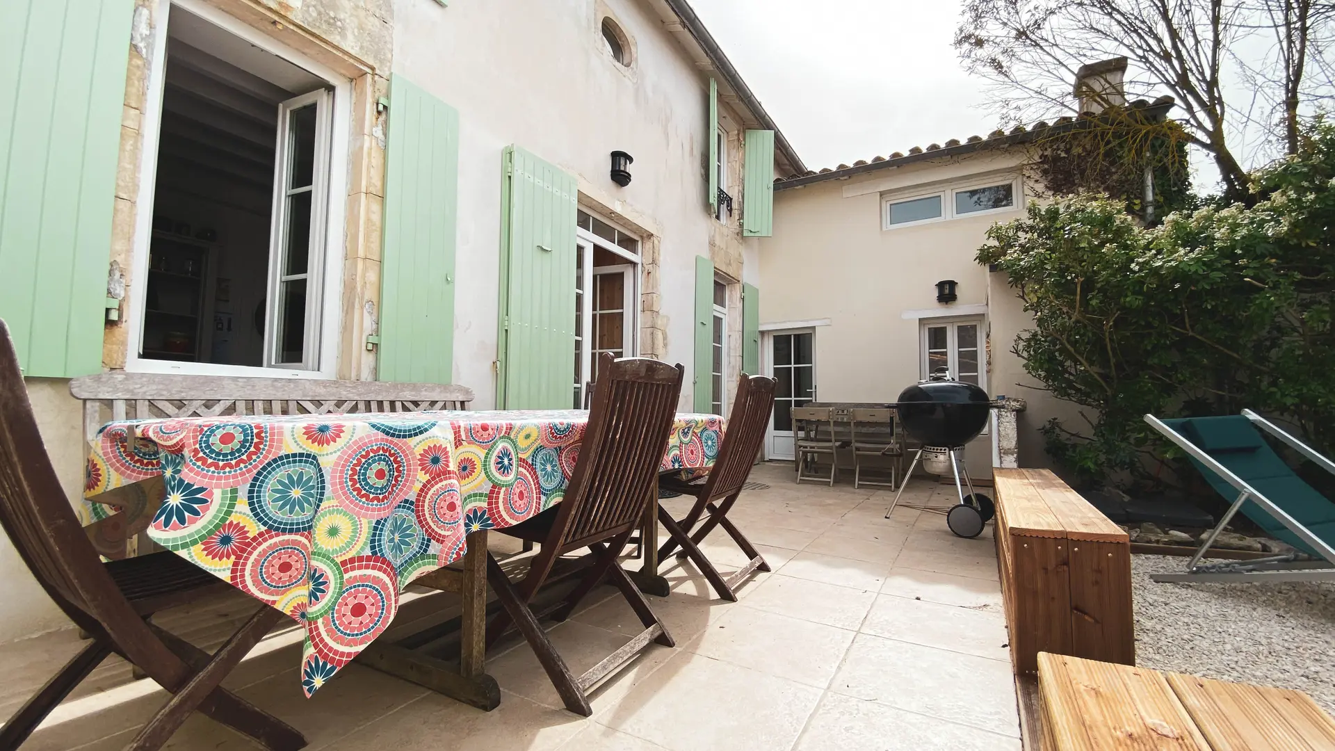 Vue générale de la terrasse carrelée pour les repas aux Fillattes