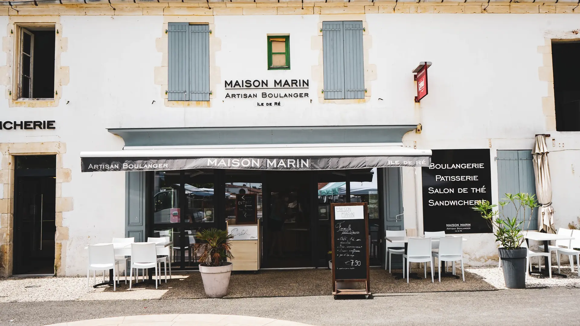 La boulangerie: Maison marin est ouverte toute l'année 7 jours sur 7, une variété de pains, de succulentes patisseries, et produits salés au bout de la place de l'église, à ne pas manquer, à 5 minutes des Fillattes