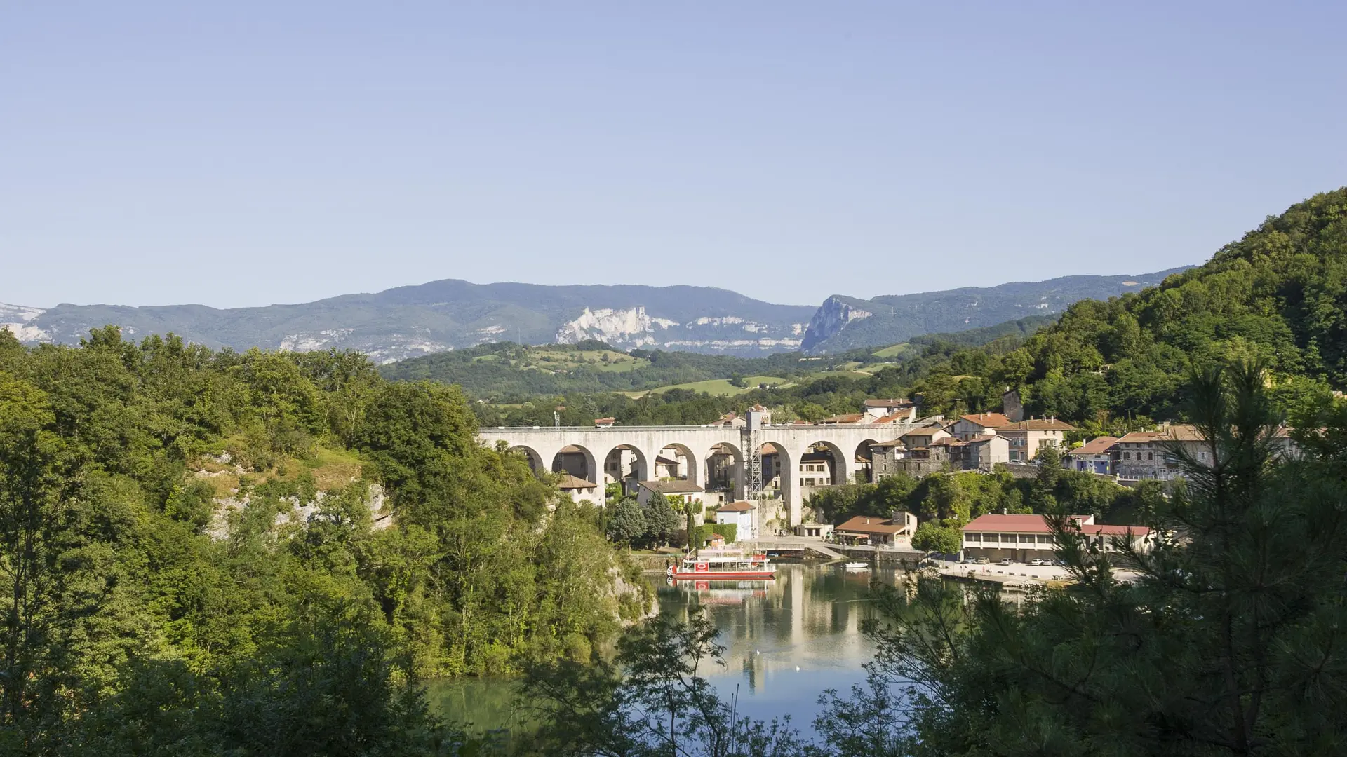 Vue sur l'Aqueduc depuis la balade du Mont Vanille avec le panorama sur le Vercors
