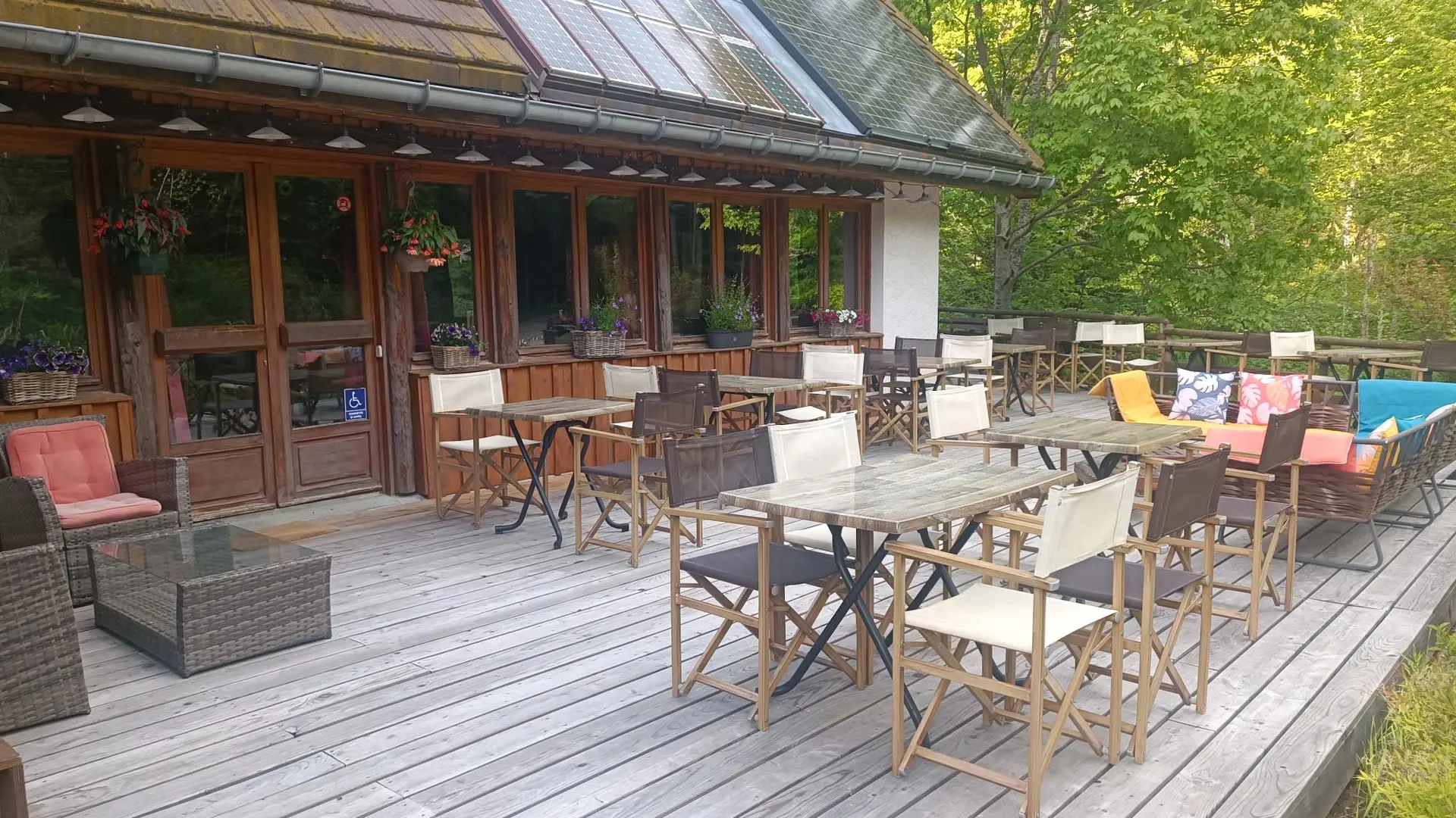 La terrasse en bois de l'Auberge - refuge de Roybon, joliment aménagée, à la belle saison