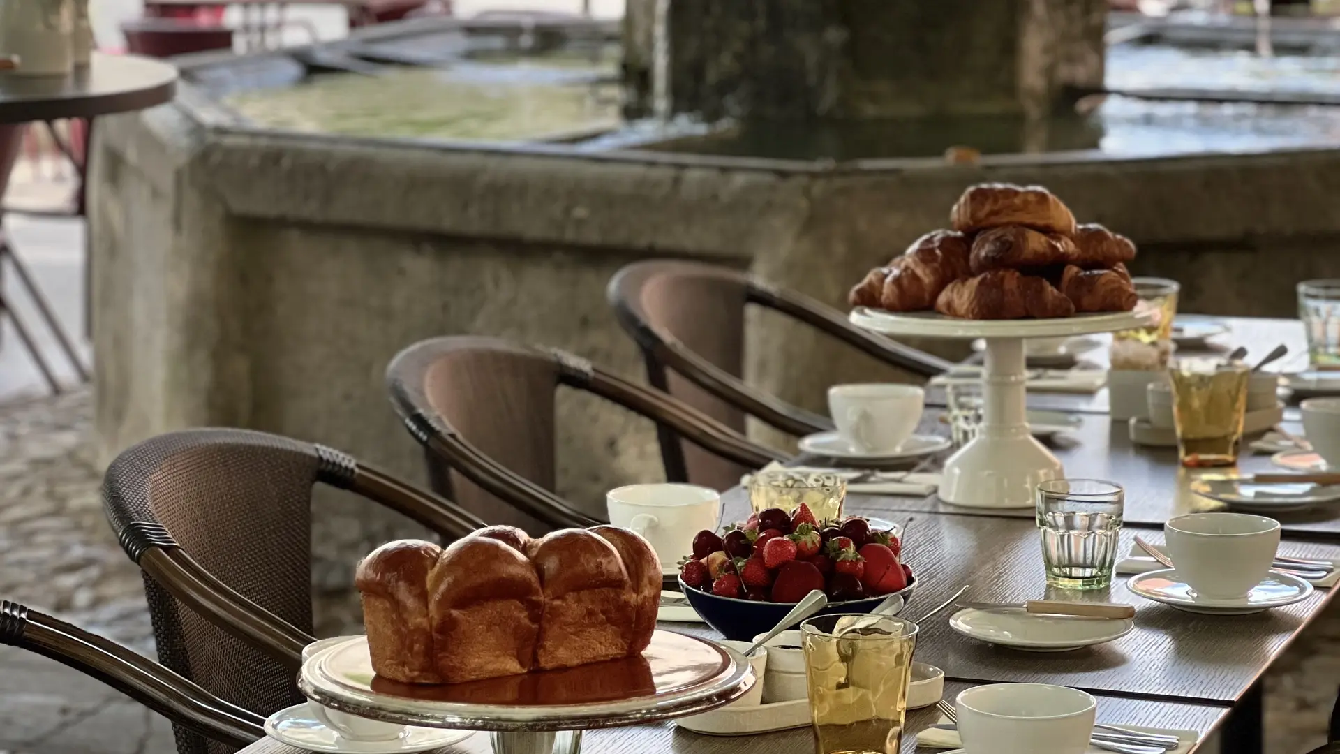 Petit déjeuner en terrasse