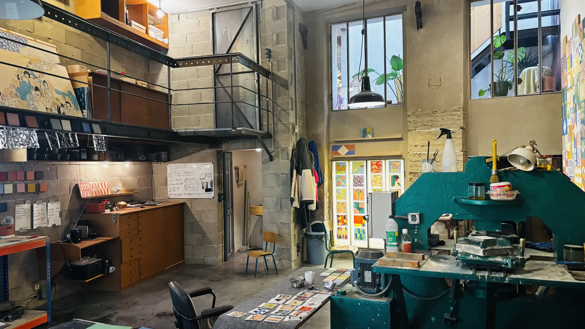 Vue d’ensemble de l’espace de travail où sont conçus et fabriqués les carreaux de ciment à la main.