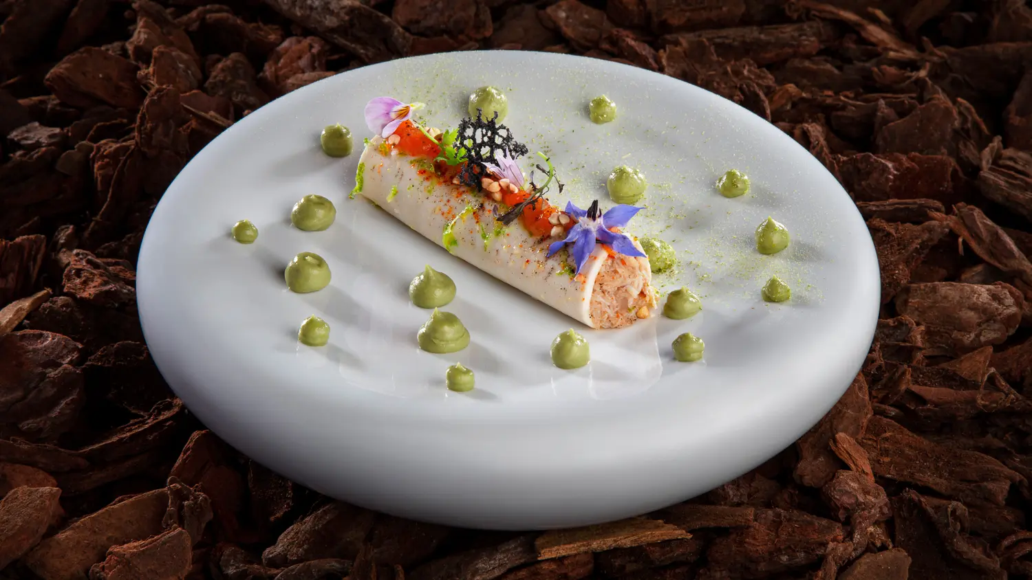 Le tourteau, en cannelloni de calamar et vinaigrette, condiment de pamplemousse et avocat crémeux