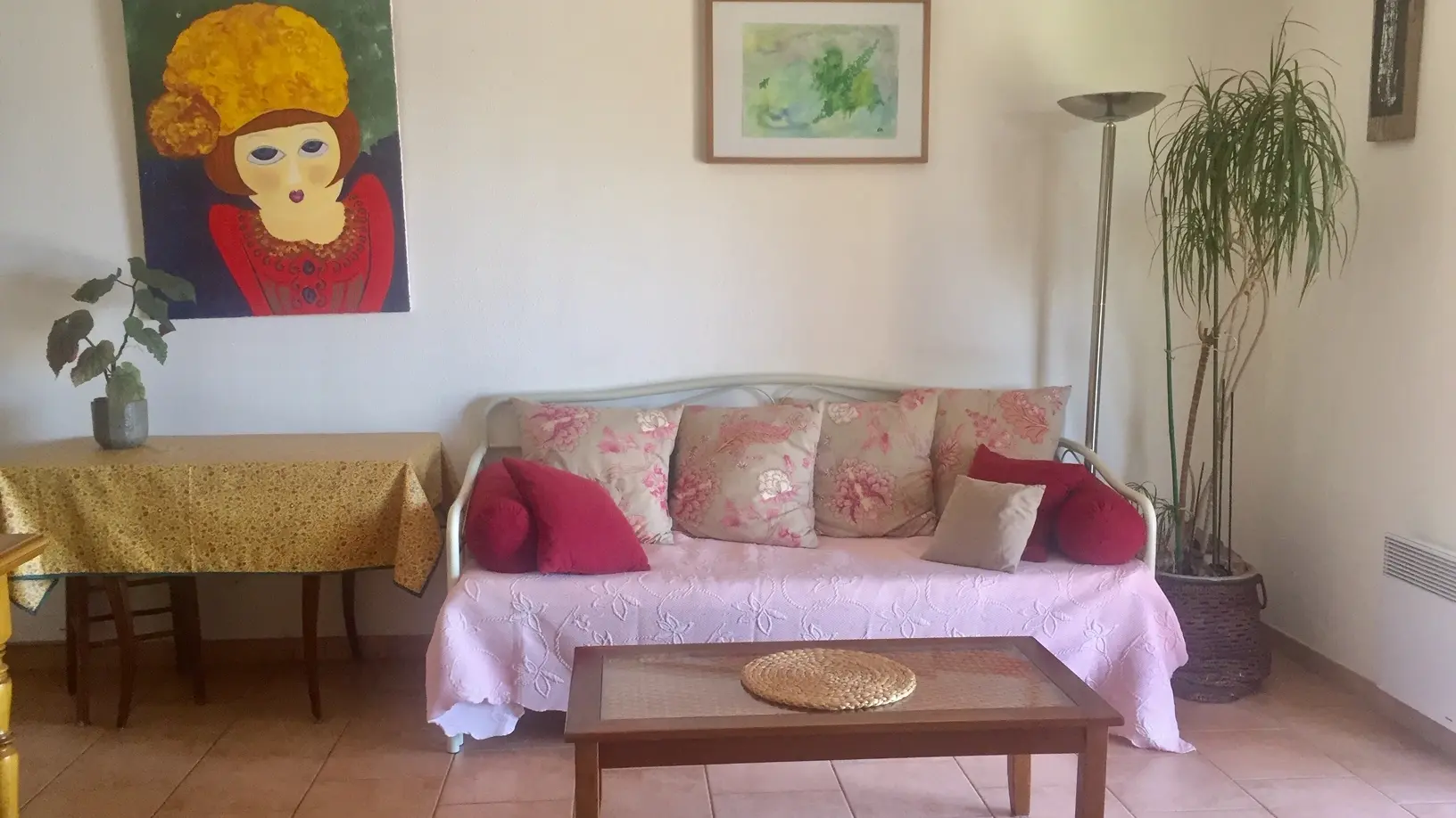 Le salon (vue sur le lac du canapé)