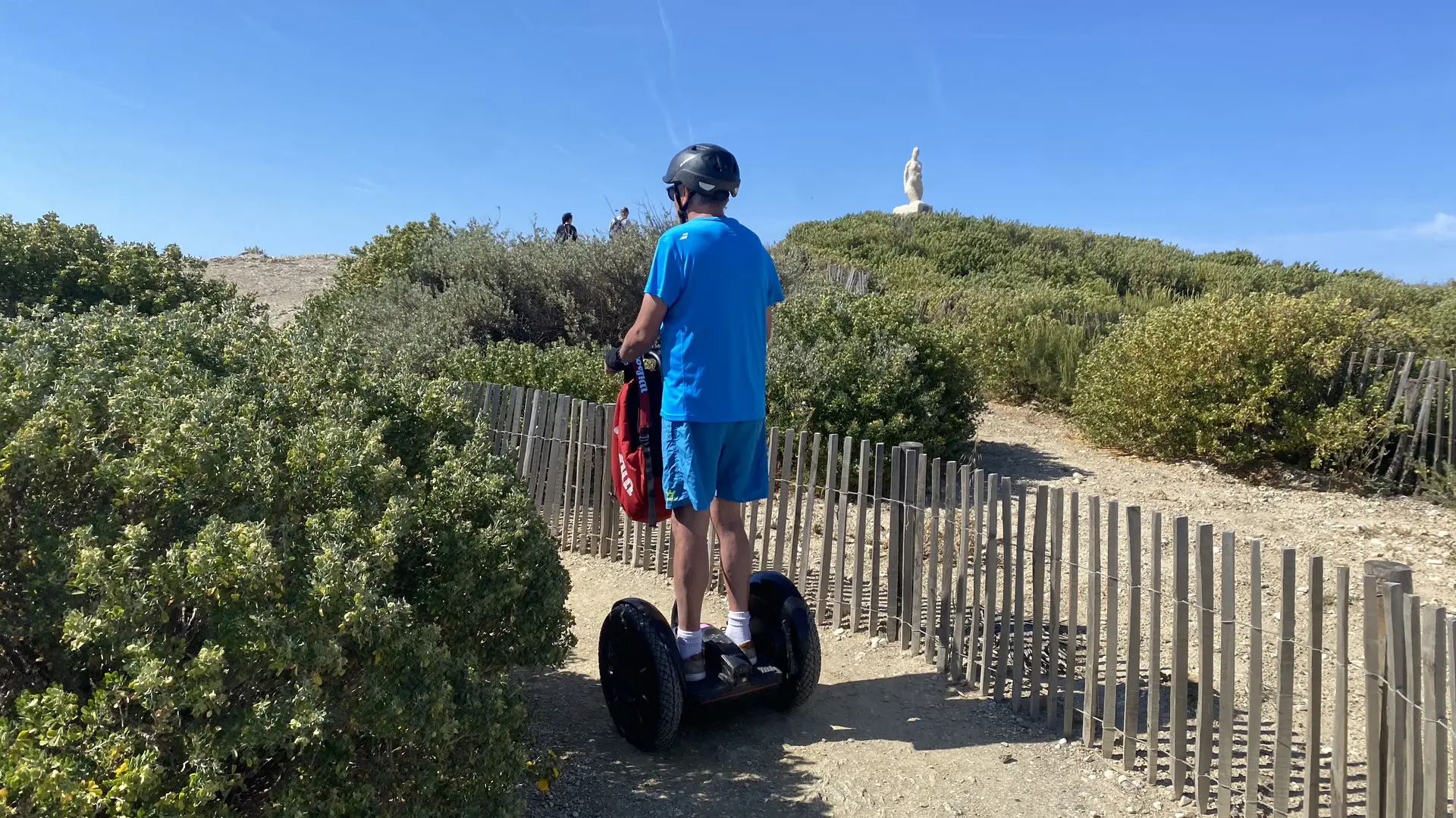 Nous remontons un sentier piéton sans effort pour aller admirer la vue