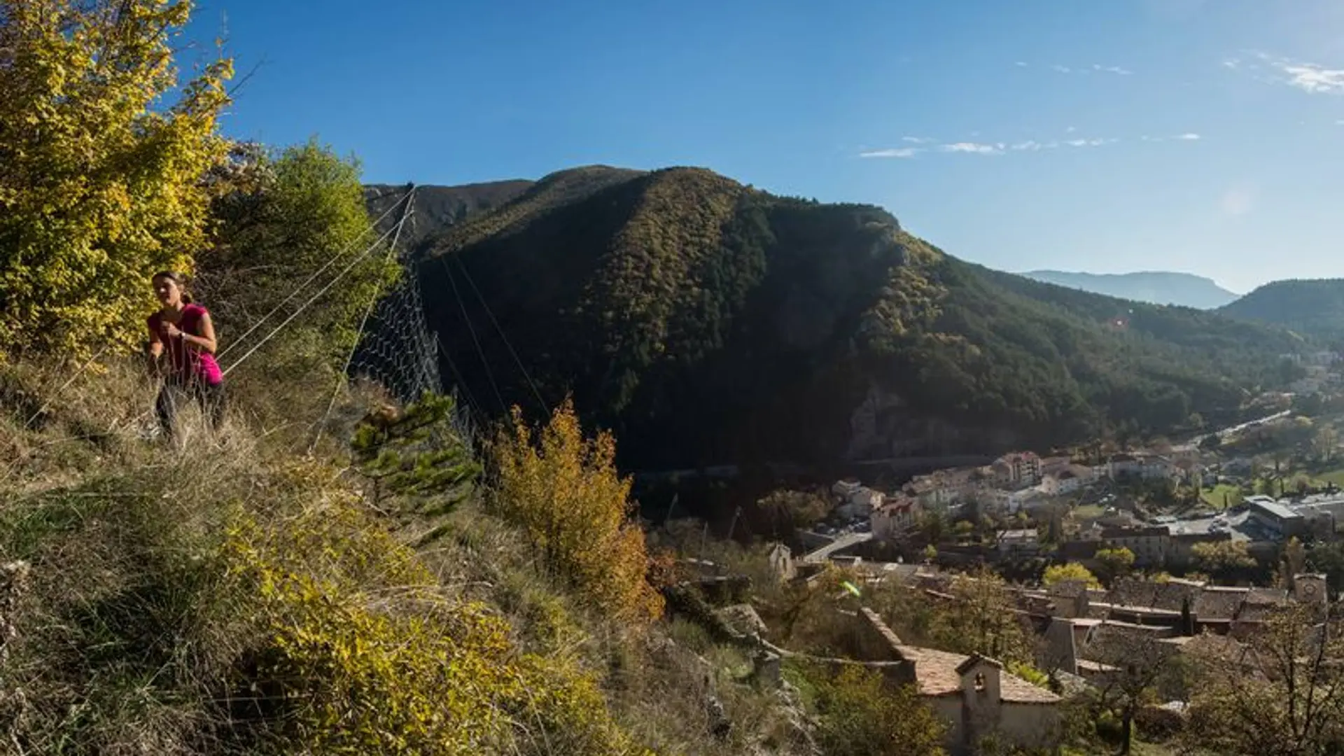 Le sentier surplombe le village de Serres