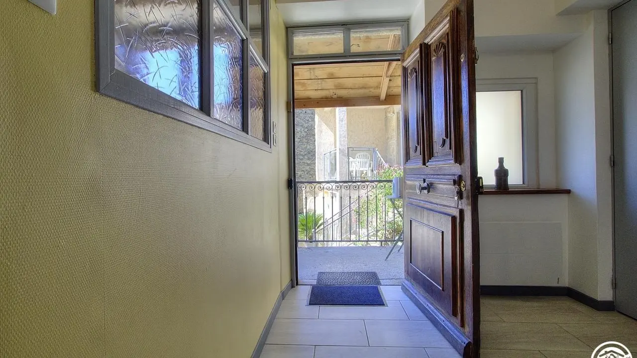 Bienvenue dans le gîte. Hall qui donne accès à votre maison de vacances.