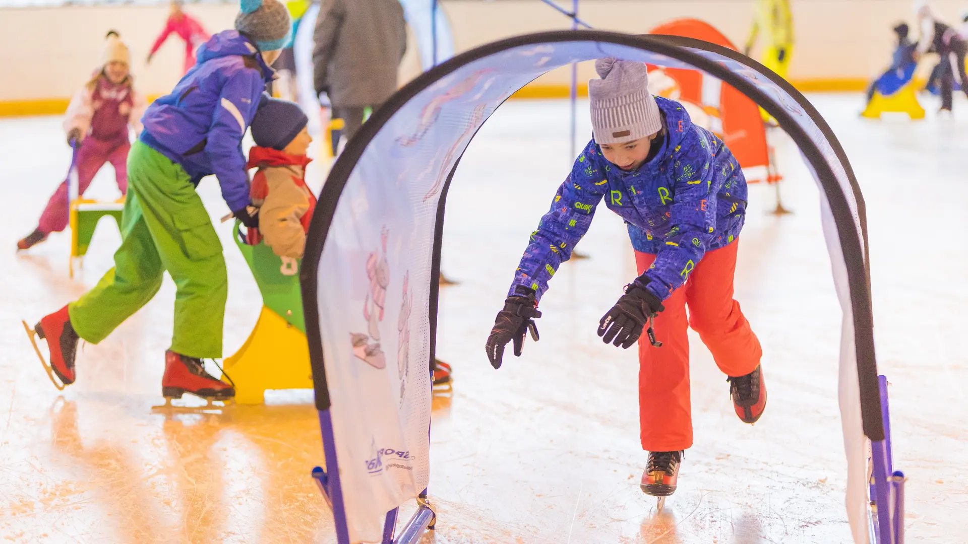 Glisser sur la patinoire avec les enfants