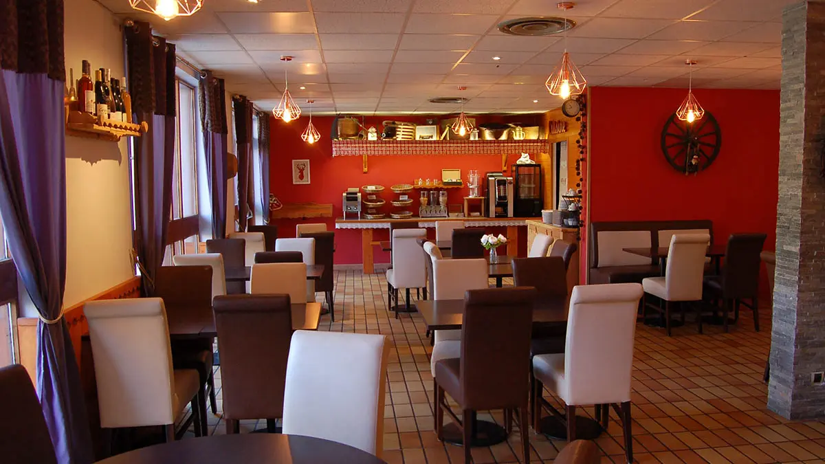 Salle de restaurant, tables et chaises assorties blanches et marron, carrelage au sol, fenêtres et rideaux, papier peint rouge