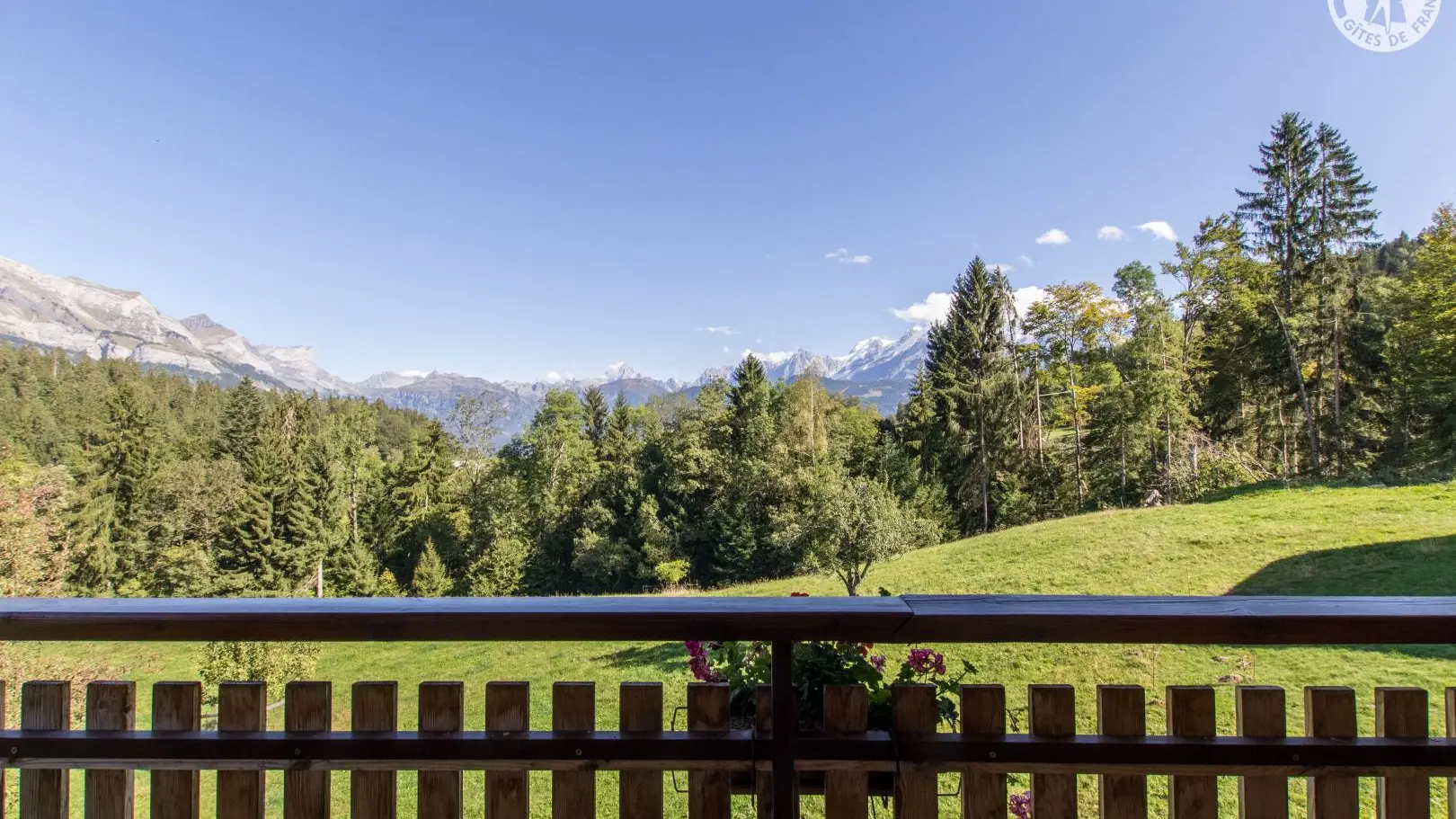 Vue depuis le balcon et la terrasse