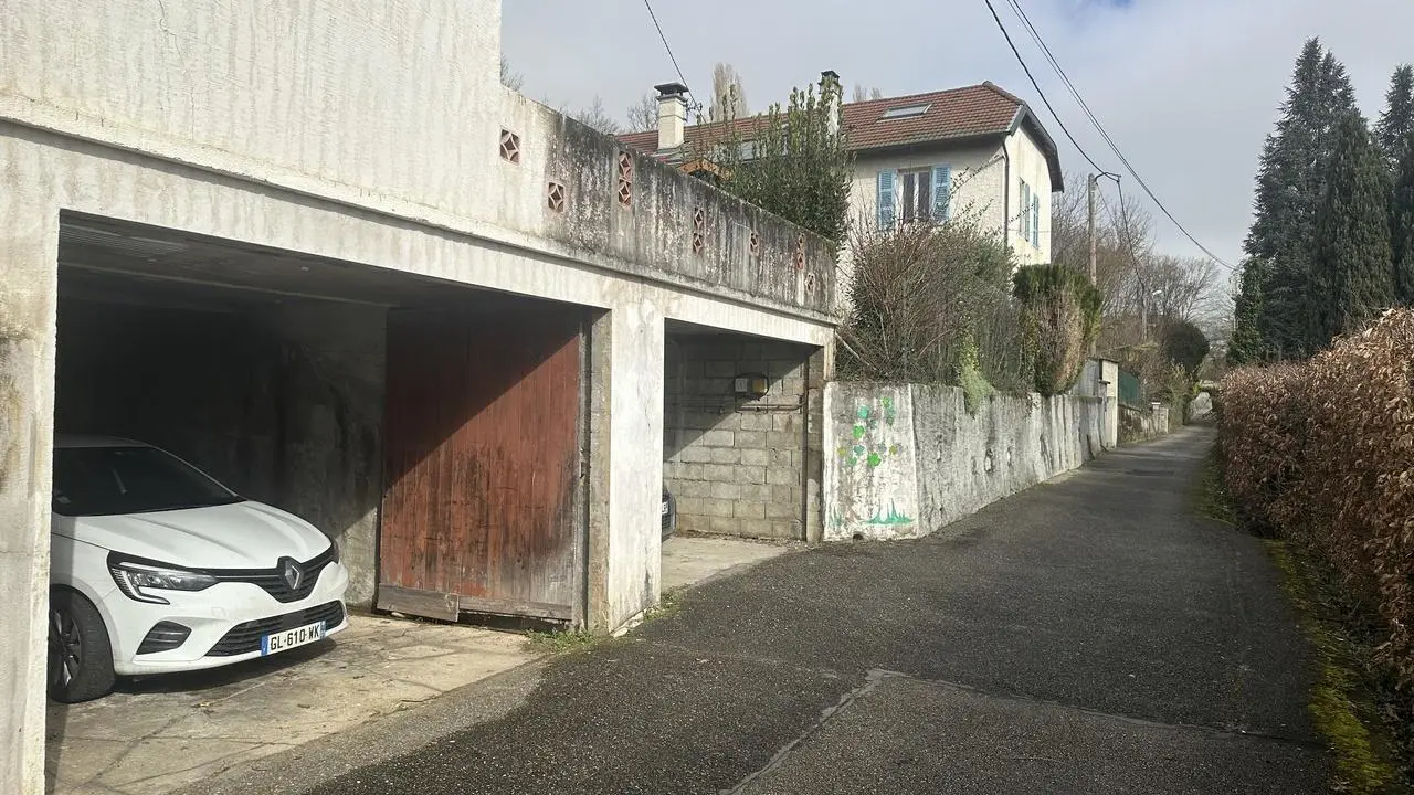 Une place de parking abritée pour votre véhicule. Pas de possibilité de fermer.