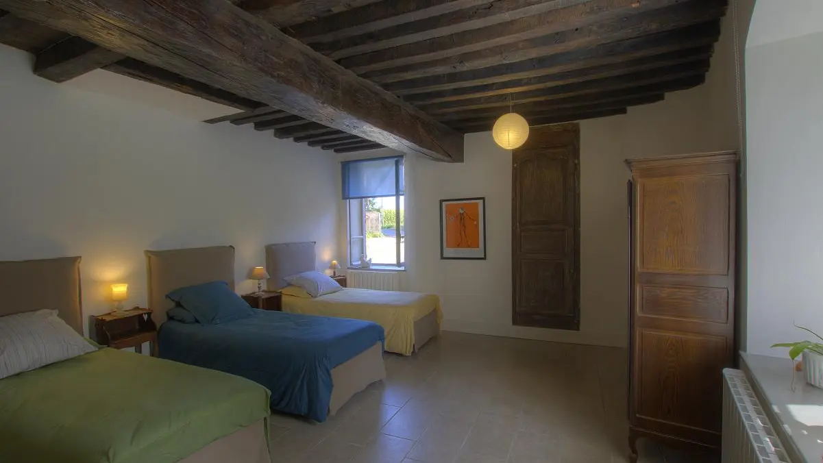 Chambre avec 3 lits simples.