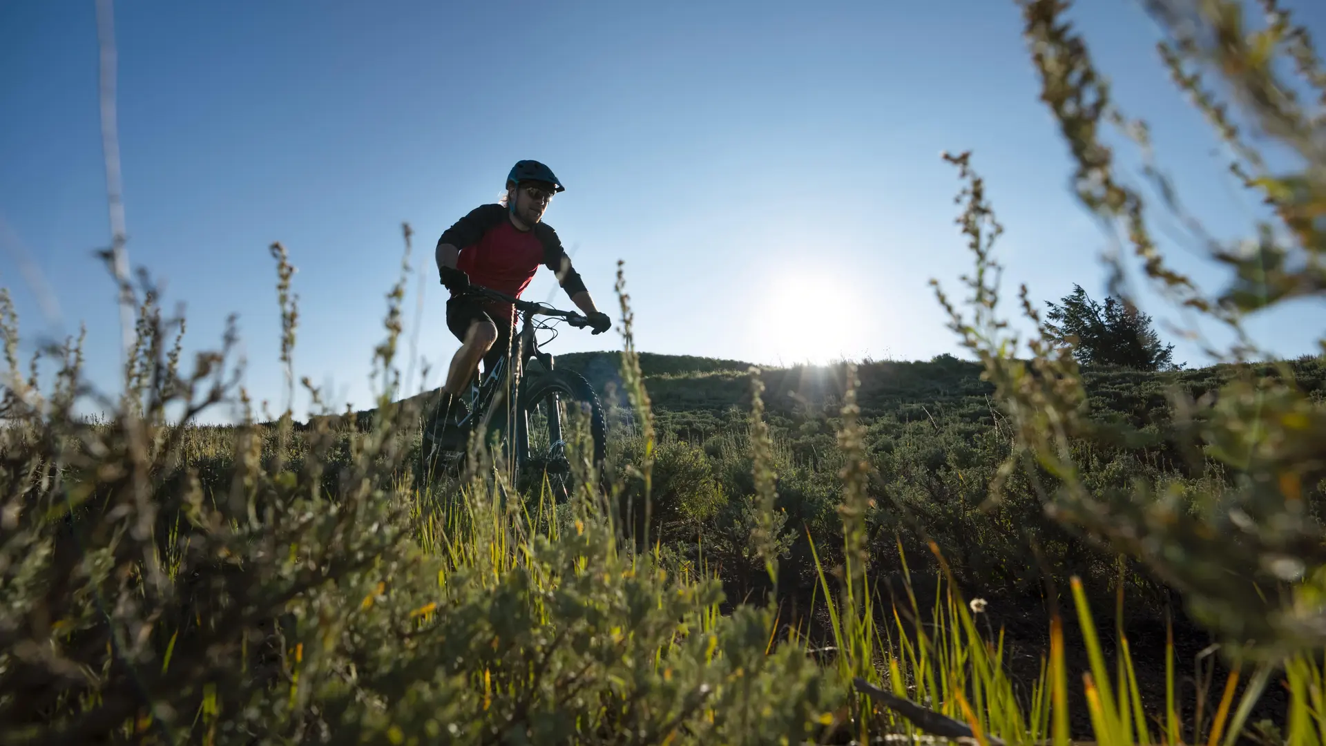 Sportif descendant de la montagne en VTT