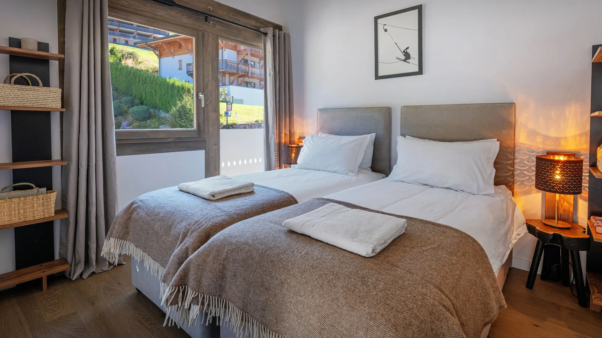 Chambre twin avec fenêtre et porte fenêtre donnant accès au balcon