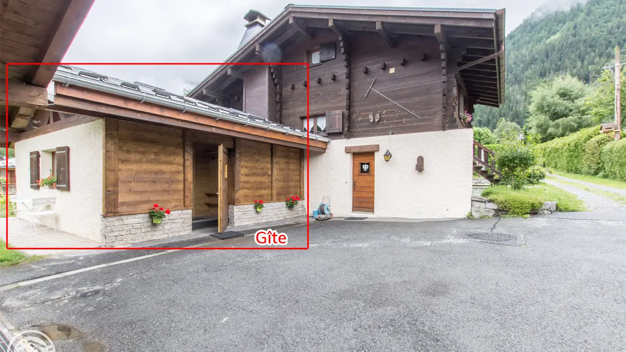 Vue sur l'entrée du gîte et du chalet