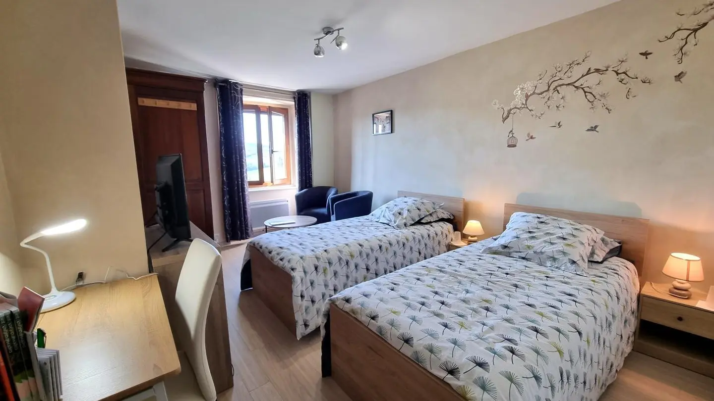La chambre Les Pinsons se compose de deux lits 90x190 et d'une salle d'eau privative située en face, sur le palier. La salle d'eau étant sur le palier, des peignoirs et chaussons sont mis à votre disposition.