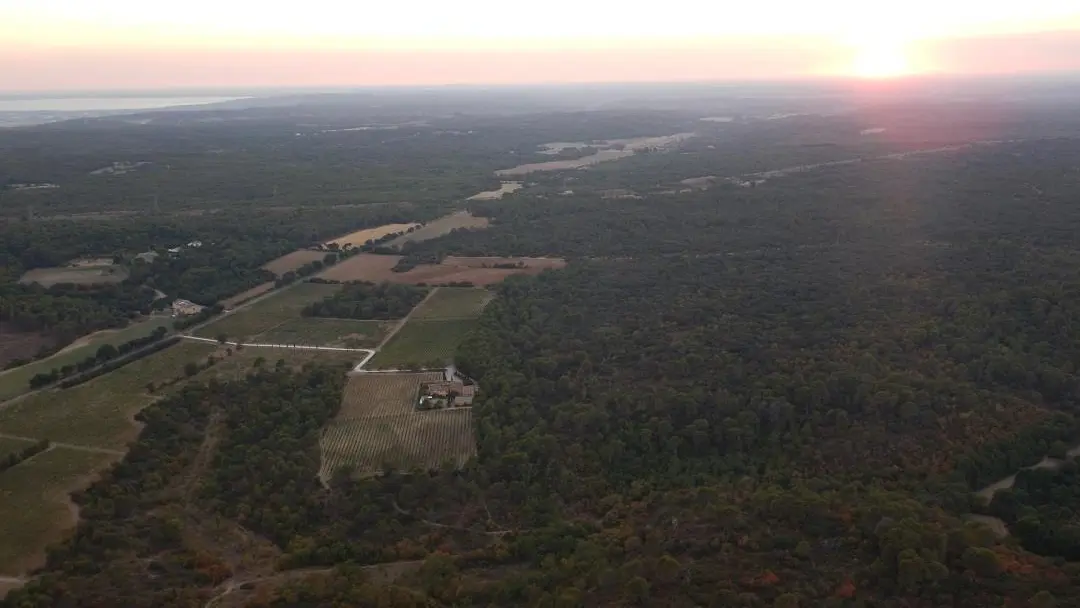 La Villa dans son environnement vierge au soleil couchant