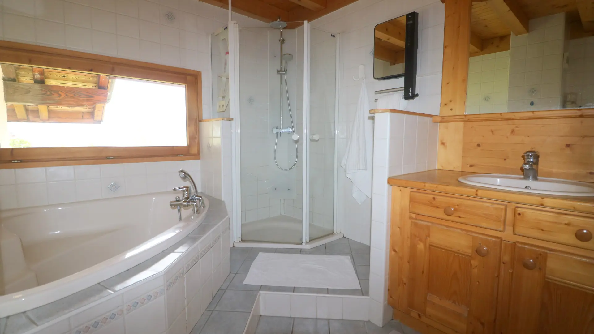 Salle de bains avec douche et baignoire