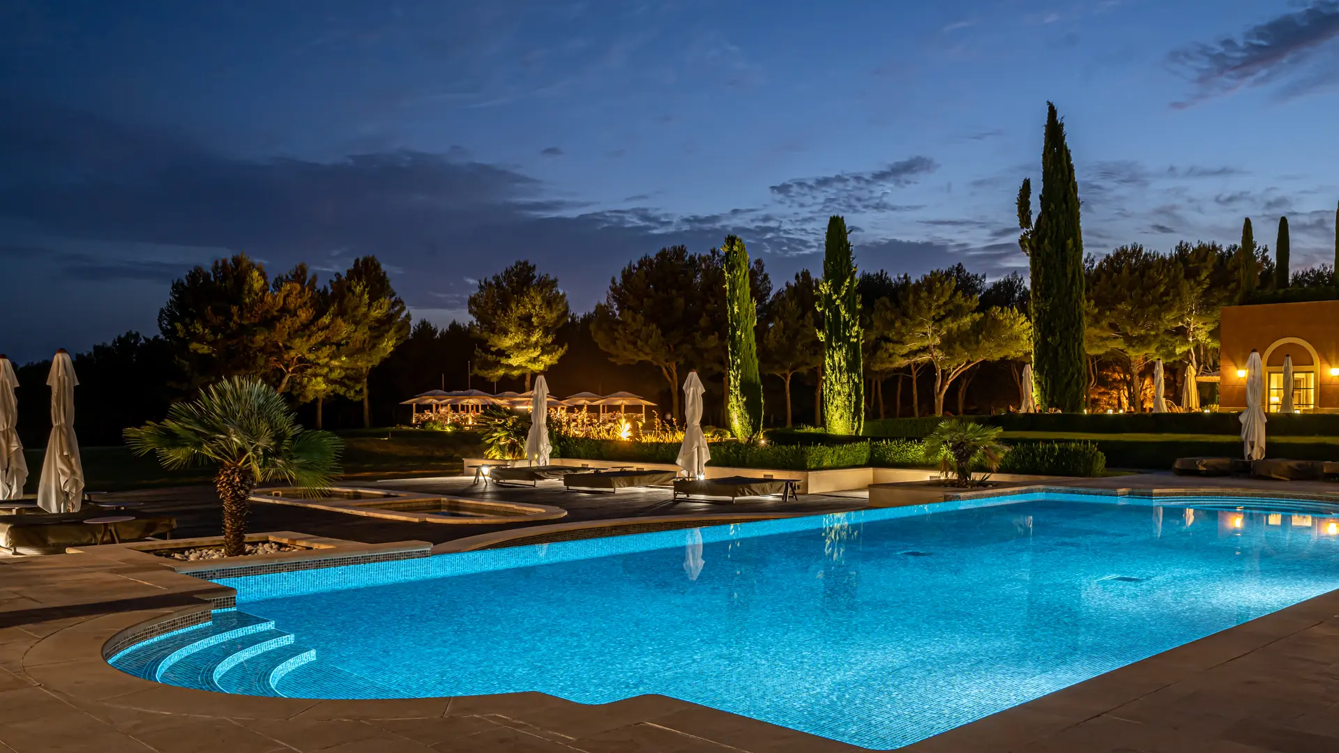 piscine by night