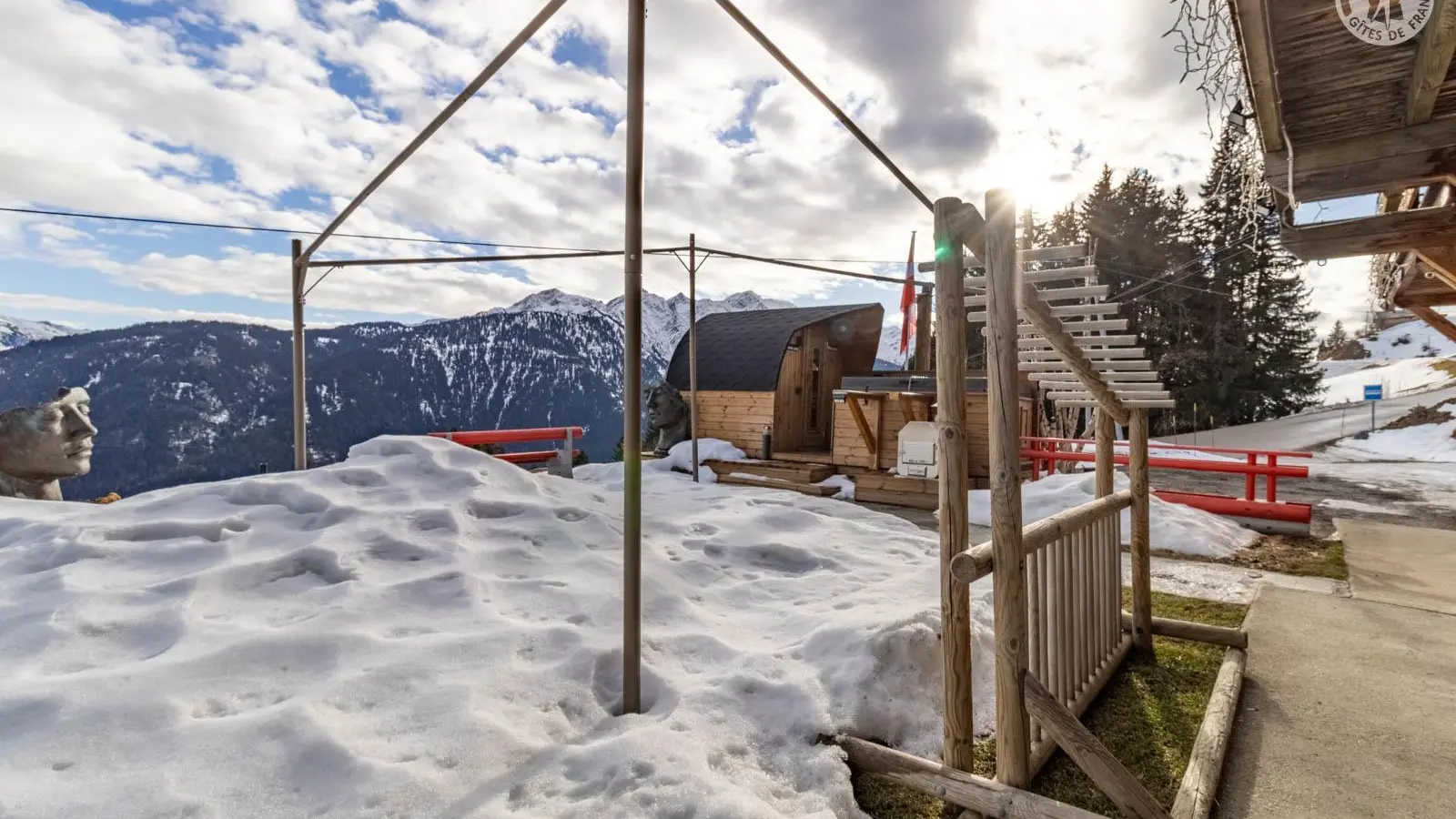 vue extérieur  avec jacuzzi et sauna