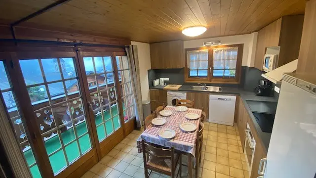 Cuisine, table à manger, grand balcon