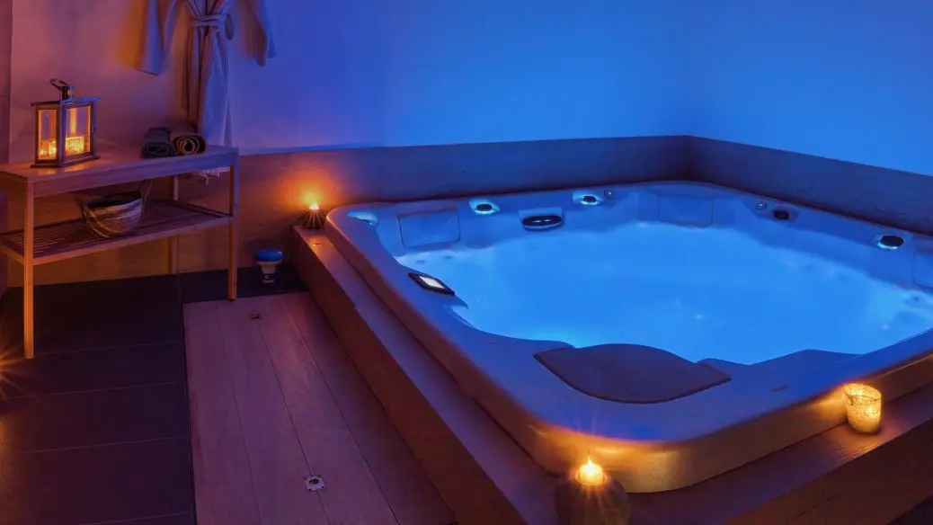 rez de jardin, dans l'espace détente, le spa vous attend