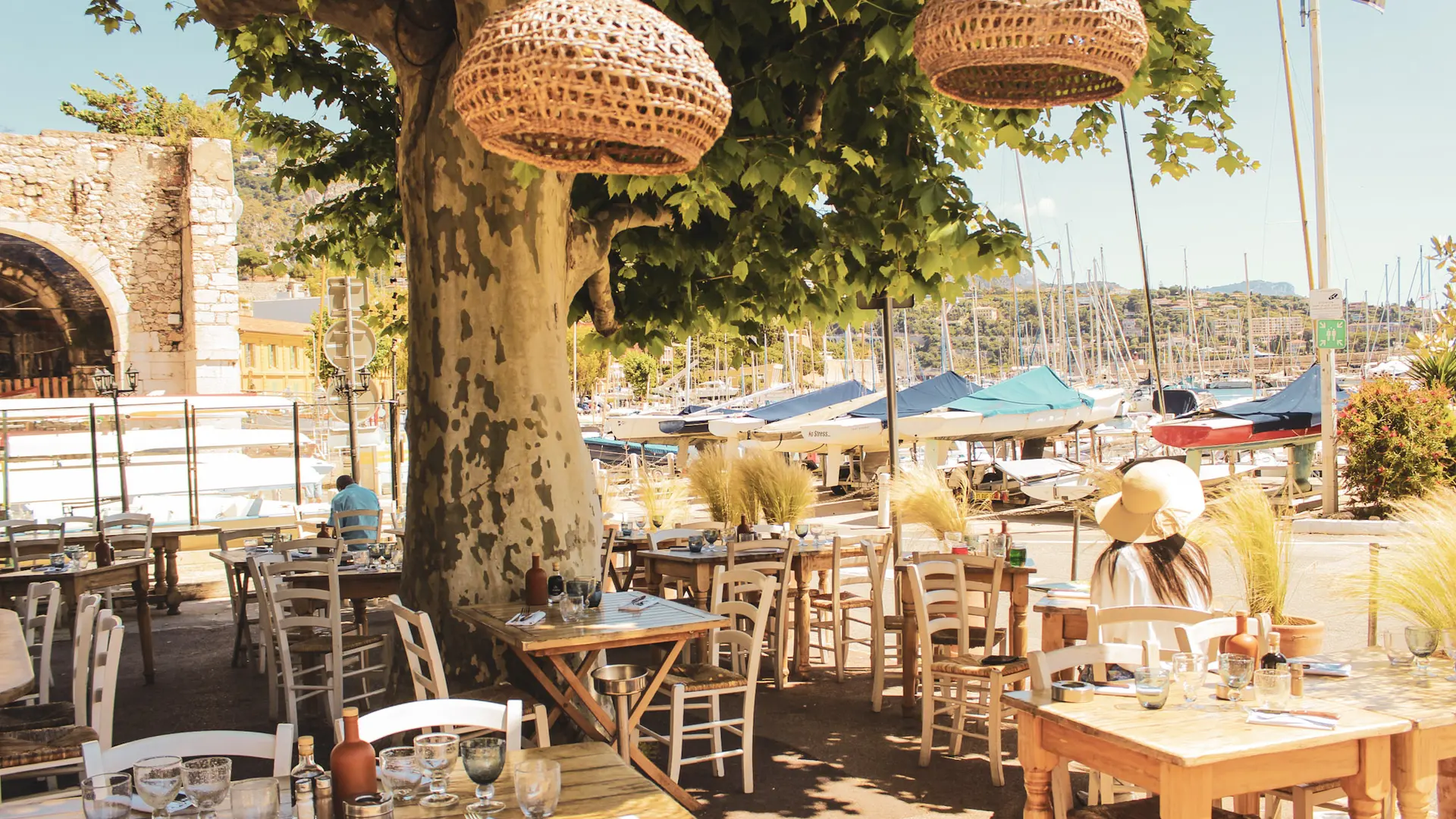 RESTAURANT sur le port, bonne ambiance, apéritif et pétanque, villefranche-sur-mer pizzeria, restaurant cool