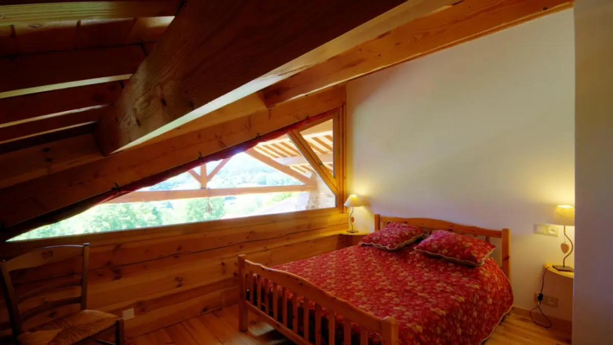 Chambre avec lit double, et vue sur la montagne