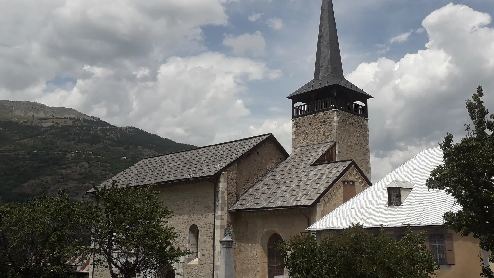 Vue de l'extérieur de l'église et de son clicher en bois ajouré - Villard-Saint-Pancrace - Izoard