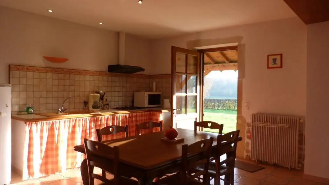 entrée gîte, cuisine.