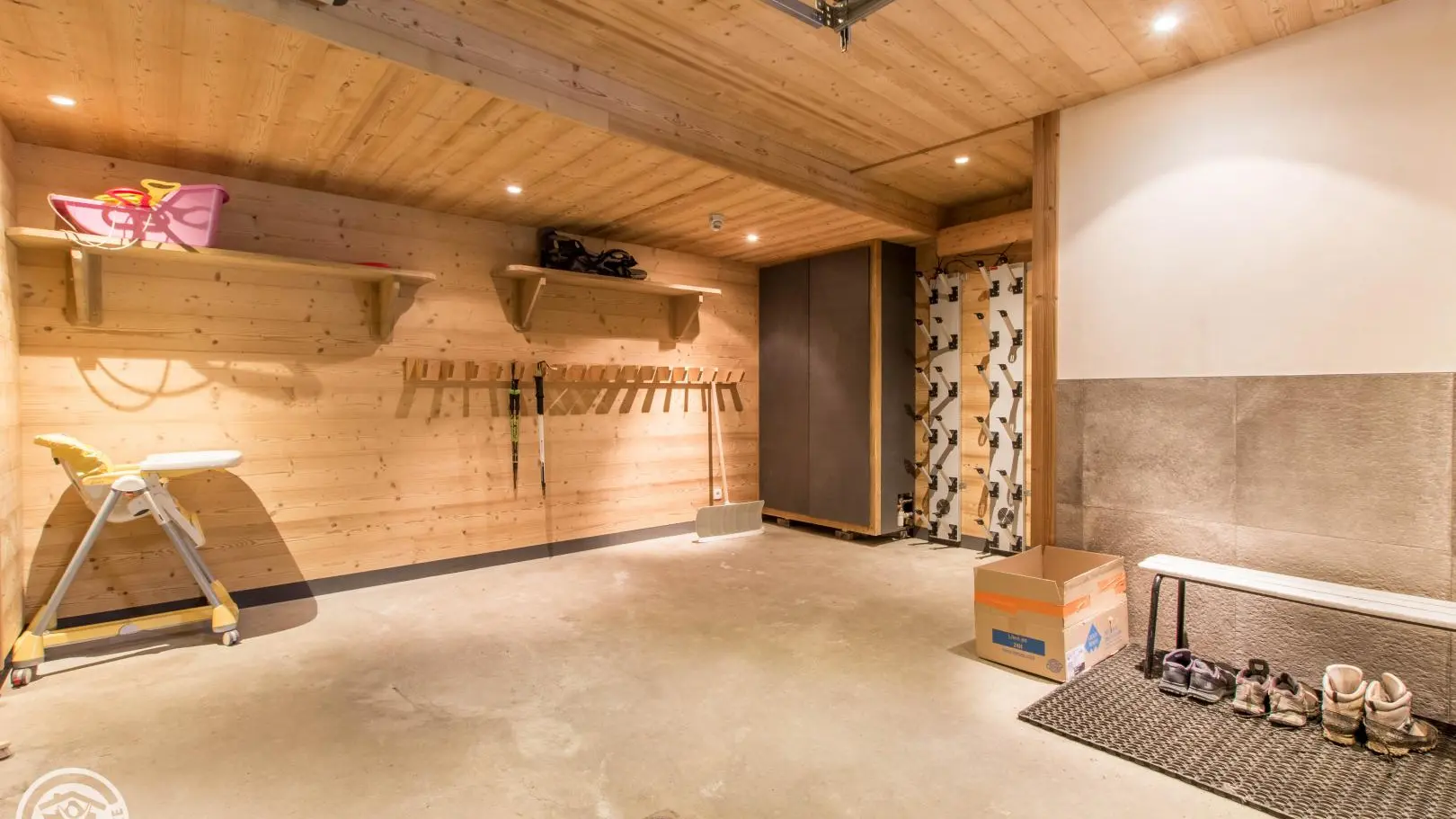 garde fermé et espace local skis, sèches-chaussures