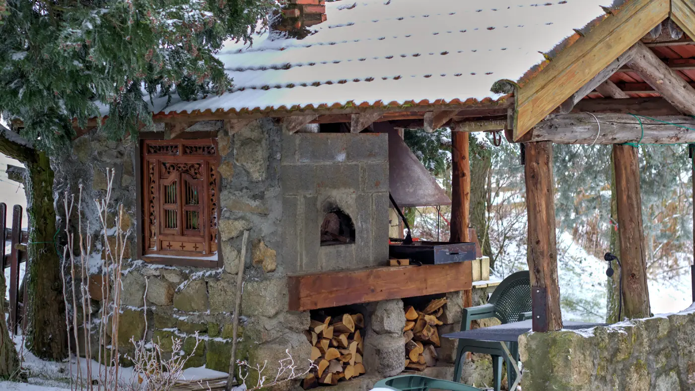 A la disposition du gîte : un four à pizza, pouvant servir aussi pour faire des grillades sans contact avec la flamme.