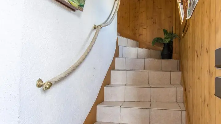Escalier intérieur menant à l'hébergement