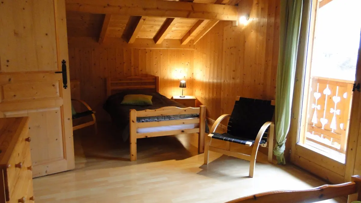 Location d'un chalet entre lac et montagne à Bernex - chambre avec balcon