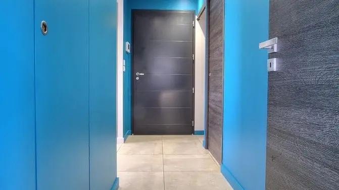 En face, la porte d'entrée du gîte.