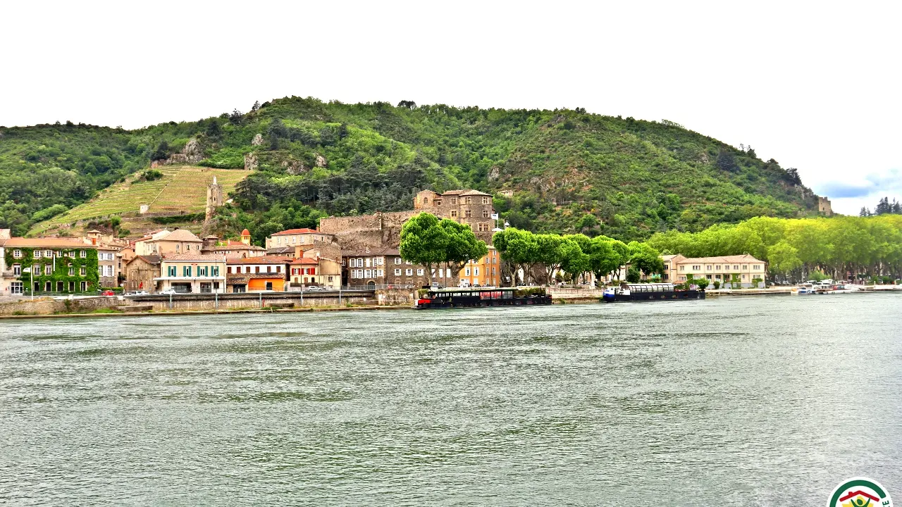 Vue sur Tournon depuis le gîte