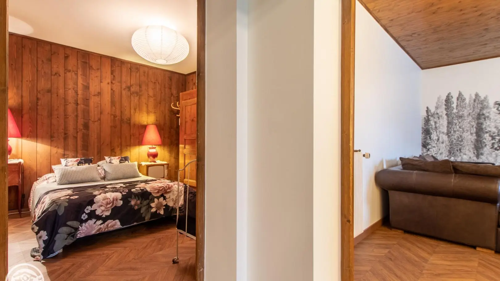 Sas à l'étage donnant accès au séjour et aux chambres